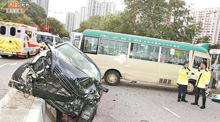 房車半邊車身騎上石壆，專線小巴橫亘路中。（劉子文攝）