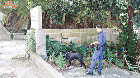 警方派出警犬在場協助蒐證。（左錦鴻攝）