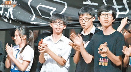 學民思潮召集人黃之鋒（左二）昨日下課後再進駐政府總部。（高嘉業攝）