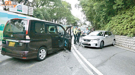 退休女法官的私家車（右）與七人車在路中相撞損毀。（馬竟峯攝）