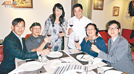 甄韋喬（左起）、蕭智剛、Dominique、朱志良、洪詠慈及鄧智偉齊商討三十五周年慶祝大計。（潘翠華攝）