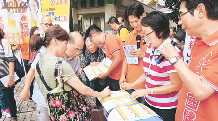 街坊喺超級區議會模擬選票上亂咁蓋印，嚇到嫻姐（右二）面都青埋。（鄧湄攝）