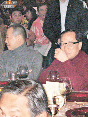 曾蔭權今年二月被東方報業集團揭發在澳門出席賭場春茗，全程由富商劉鑾鴻（左）陪伴。