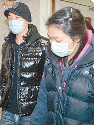 本年二月蔡父遭人無故扑傷頭，蔡淇俊（左）到醫院探望。（資料圖片）
