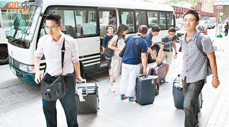 未能入住龍華街港大宿舍的學生獲安排學校附近的酒店暫住。（袁志豪攝）