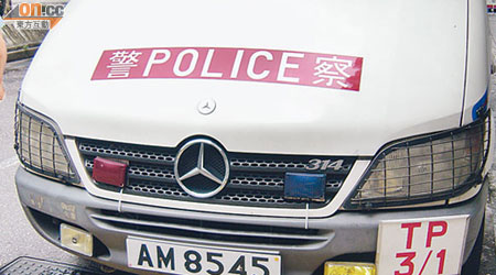 警車未有維修妥當，遭市民批評處事兒戲。（讀者提供）