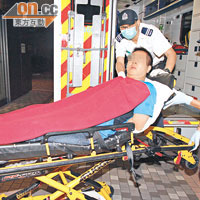 涉案男子被制服時受傷，由救護車送院。（葉嘉文攝）