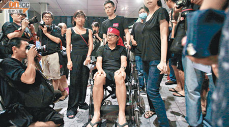 一批支持者聲援經已絕食一百四十小時的韓連山（坐輪椅者）。（霍振鋒攝）