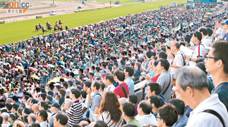 近五萬九千人次進入沙田馬場迎接新馬季。（袁志豪攝）