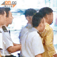 警員以涉嫌襲擊將一名男子拘捕，帶署調查。