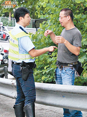 受輕傷鐵騎士向警員講述事發經過。（曾紹良攝）