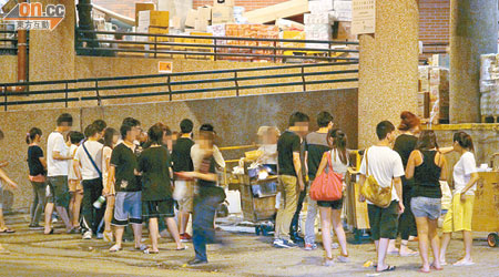 晚上十一時半後，在輕鐵站旁擺賣的小販移師到天耀邨商場落貨位置繼續營業。