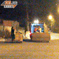 02:00 小販在元朗欖口圍村落車後，推着木頭車等返回住所。