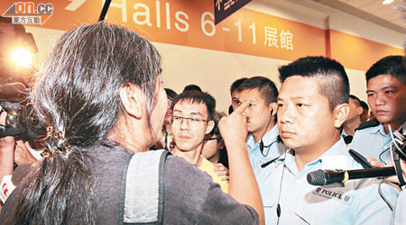警員阻止「長毛」梁國雄（背向鏡頭者）等人進入點票中心，引起不滿。