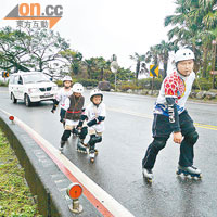 直排輪（滾軸）教導員帶領參加活動者，到公路遊玩時需倍加小心。