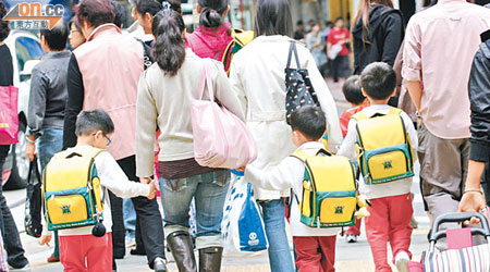 母親如患產後抑鬱，子女可能較矮小。（資料圖片）