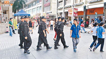 警員及保安員在深圳東門步行街巡邏，惟對扒手集團阻嚇不大。