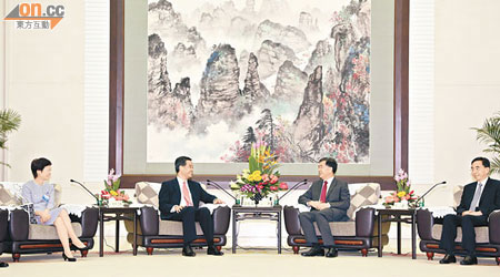左起林鄭月娥、梁振英、汪洋及朱小丹昨於廣州會面，商討如何進一步推動粵港合作。