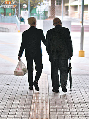 老年癡呆症長者容易走失，需照顧者陪伴出入。