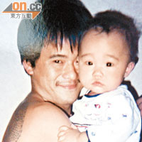 陳竹男生前與女兒的合照。