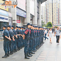 深圳為防民眾示威過激，調派大量警員在華強北戒備。（本報深圳傳真）