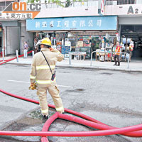 消防到場開喉向失火單位灌救。（黃君堡攝）