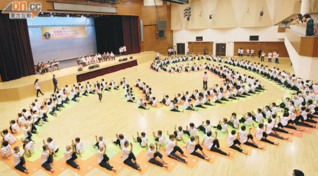 二百廿八名合共超過一萬歲的長者組成瑜伽鏈，打破健力士「世界最長瑜伽鏈紀錄」。（陳德賢攝）