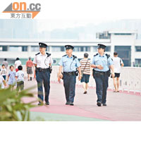 警方加派人員巡邏尖東海濱花園。（郭垂垂攝）