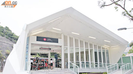 大學站新增環保設計，外形獨特的出入口。（陳章存攝）