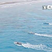 多艘氣墊登陸艇全速前進準備搶灘登陸。（電視畫面）