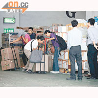 晉科中心管理人員視察大廈內貨物的堆積情況，計劃配合政府打擊水貨活動。