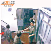 台漢暴斃經過<BR>台漢陳竹男（箭嘴示）被押往醫療室時疑圖衝上樓梯遭阻止。