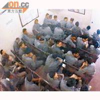 陳與懲教員進入醫療室時，在外囚犯聽到打鬥聲，部分人擰頭觀望。