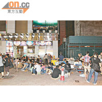 旺角<br>市民通宵在彌敦道一間售賣蘋果電子產品店舖前排隊。（葉嘉文攝）