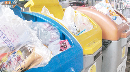 分類回收箱的回收廢物收集服務被指管理不善，不時爆滿。