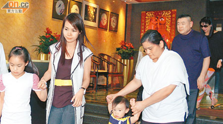 呂麗君（左二）為劉鑾雄誕下的一女一子，近日亦被納入為家族信託基金的受益人。
