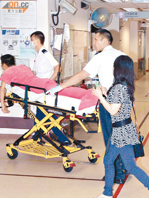 女友人（右）到醫院探望傷者。（林少兒攝）