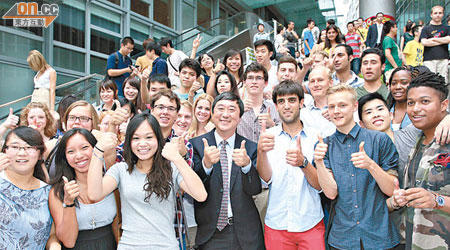 沈祖堯（前排右四）親為數百名入讀中大嘅海外交流精英學生打氣。（中大提供）                                                        