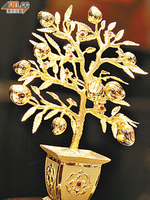 足金風水樹在鄭裕彤名下開設的周大福珠寶金行有售，迷你版亦售逾五萬元。（關萬亨攝）
