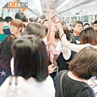 九龍塘站有列車受影響未能開出，乘客逼在車廂苦候。（麥珮雯攝）