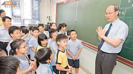 校長梁紀昌（右）說會讓家長或教育團體到課室觀課，確保國教科沒有洗腦內容。（資料圖片）