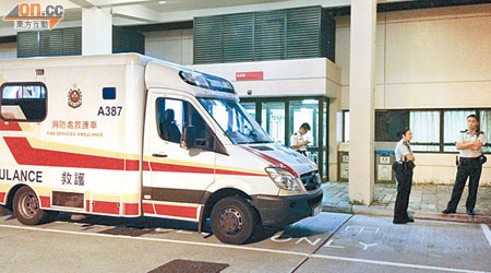 涉事救護車停在急症室外調查。（蕭偉健攝）
