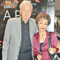 西崎崇子（右）及夫婿Klaus Heymann恩愛到場為港樂新音樂總監打氣。