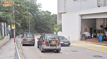 青榕街單黃線前一旦有車輛違泊，隨時有對撞危機。