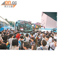 深圳<br>羅湖僑社客運站長途巴士嚴重延誤，大批旅客被迫滯留。（張琦攝）