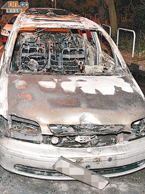 七人車被嚴重焚毀。（楊日權攝）