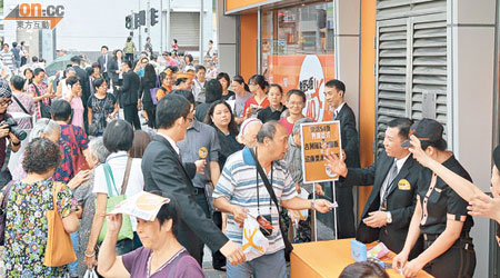 連鎖快餐店推出四元飯盒，吸引數百名市民排隊輪候購買。（資料圖片）