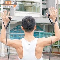 拉運動橡筋<BR>示範拉運動橡筋，可鍛煉二頭肌及三角肌。
