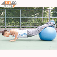 示範健身球<BR>黃寶文示範用健身球，教青少年做掌上壓及仰臥起坐等，鍛煉身體。