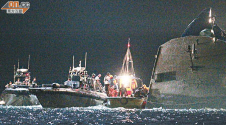 拯救人員仍不斷在「南丫IV」搜救失蹤者。（袁志豪攝）